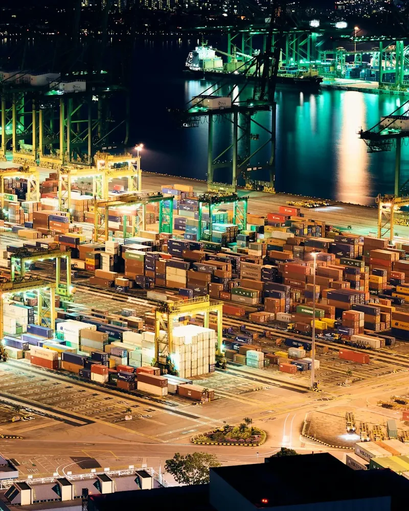 Port kontenerowy nocą